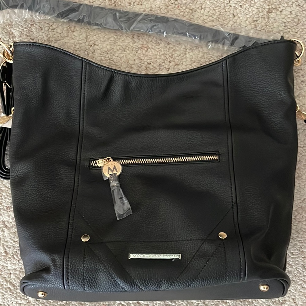 NWOT Mia K.Collection purse, zipper pocket on each side, includes wrist wallet